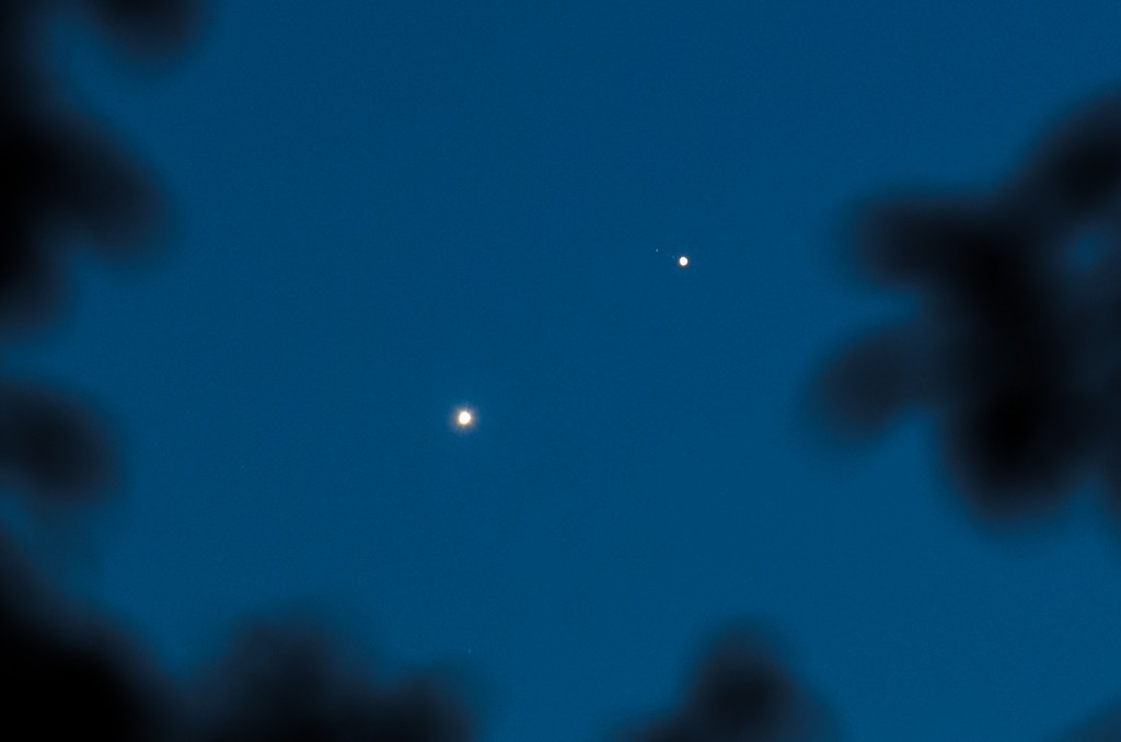 Venus and Jupiter 1 day after the conjunction. After June 30th conjunction the separation between Jupiter and Venus is growing again, Venus is at the lower left, jupiter at upper right, three of jupiters moons are faintly visible. Nikon D7000, AF-S Nikkor 70-200 f/4, ISO400, f/5.6, 1/3s