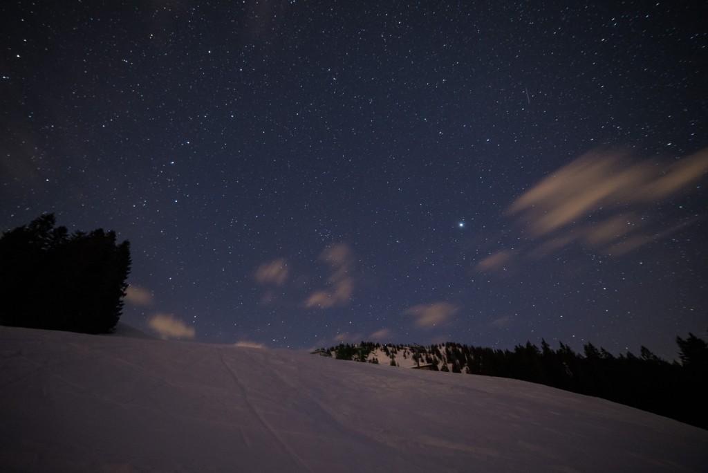 On the right side bright Jupiter is visible below the constellation Leo. Nikon D750, ISO 3200, 25s, Samyang 14mm at f/3.5